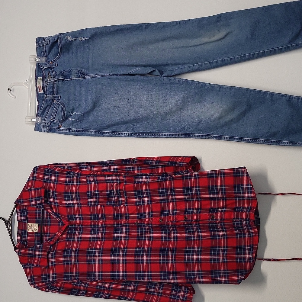 Faded eagle and Signiture Levi's bundle jeans and top